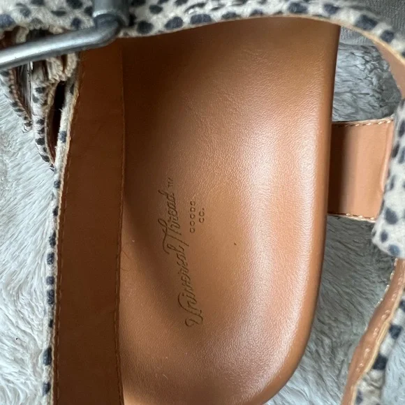 Universal Thread Tan and Black Strappy Sandals - Picture 4 of 6